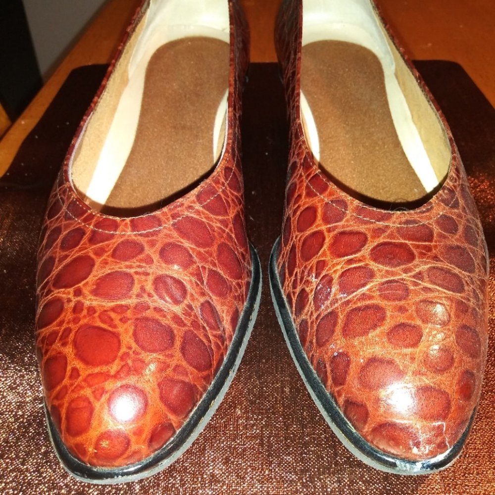 Vintage Salvatore Ferragamo Flats. Size: 10 1/2 C